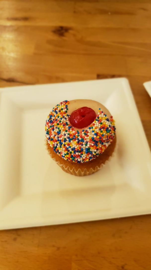 review photo of Oakleaf Cakes Bake Shop Vegan Vanilla Cupcake And BLueberry Tarte shared by @veganprani on 12 Nov 2019 - review