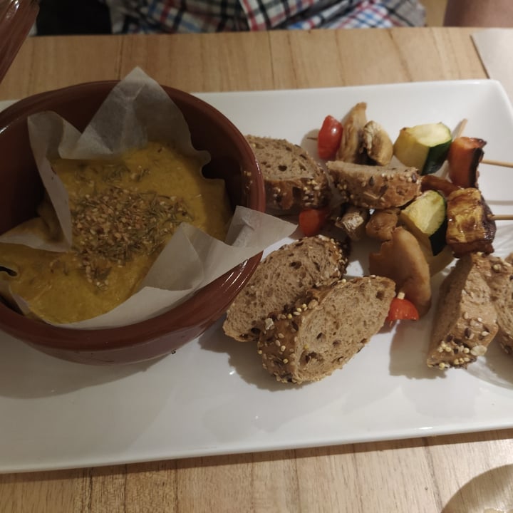 photo of Restaurante Alive Vegan cheese fondue shared by @annamasana on  01 Aug 2021 - review