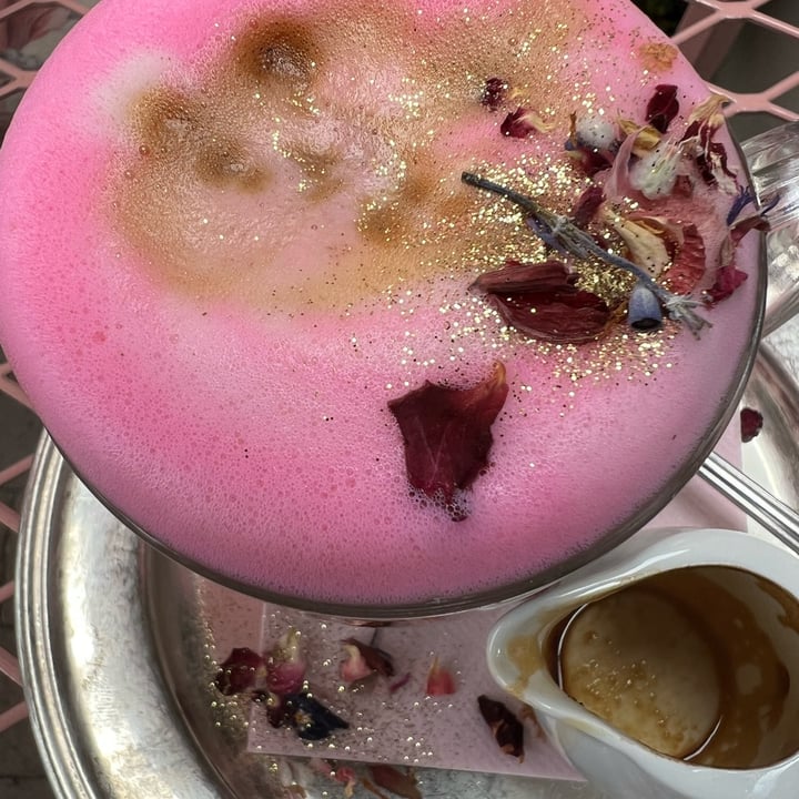 photo of Goddess Cafe Pistachio Latte with Oatmylk - pink shared by @ftc on  01 May 2022 - review