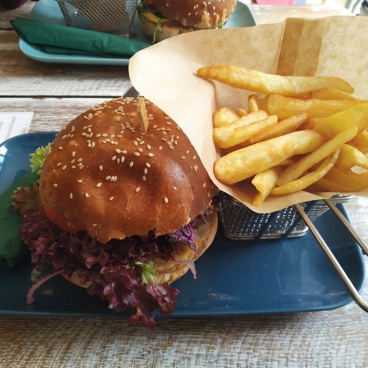 photo of Veggiezz Farmers Burger shared by @sirine on  17 Mar 2022 - review
