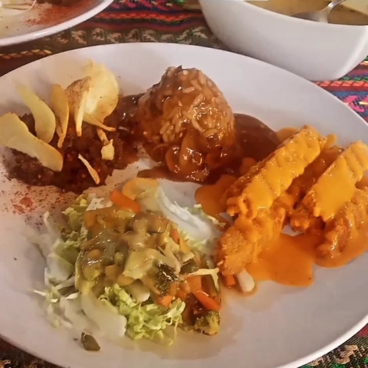review photo of Alma Natura Menú Súper equilibrado. Con Palitos De Proteina Con Salsa De Pimientos Ahumados, Arroz Con Champiñones. Pasta De Frijoles Con Plátanos Crocantes Y Ensalada Fresca Con Vinagreta. Nos Encantó. Sumale La Sopa De Frijoles El Jugo Y Postre Y Quedas Recontra Bien Nutrido El Resto Del Día. shared by @melisacandela on 04 Mar 2022 - review