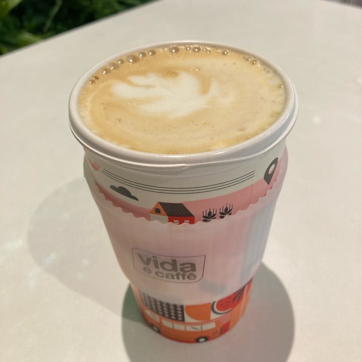 photo of vida e caffè Gardens Centre Vanilla Oat Milk Latte shared by @ctfloof on  22 May 2022 - review