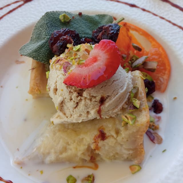 菜肴“Borracho de mandarina con helado de vainilla”的照片
