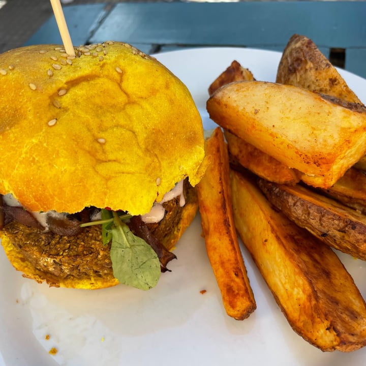 photo of Casa Munay Hamburguesa vegana con papas fritas shared by @vanepiterman on  13 Aug 2021 - review