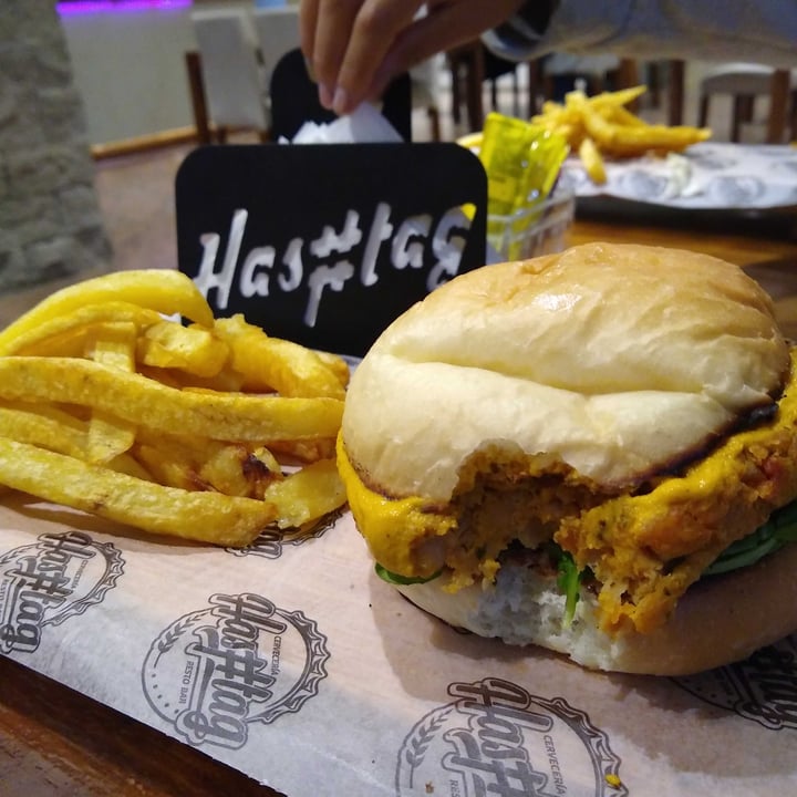 photo of Hashtag San Clemente Hamburguesa De Garbanzos Con Hummus De Zanahoria, Rúcula Y Tomates Cherry. shared by @leonelvonk on  13 Feb 2022 - review