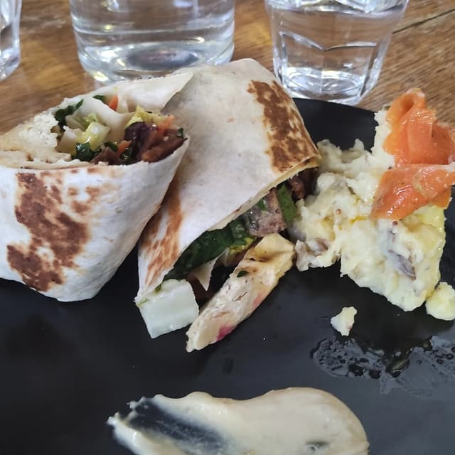 菜肴“KFT Wrap with potato salad”的照片