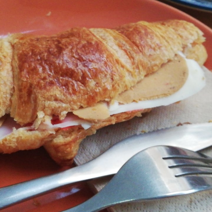 photo of MIMIMI Croissant Completo Vegano shared by @crastleveg on  01 Oct 2020 - review