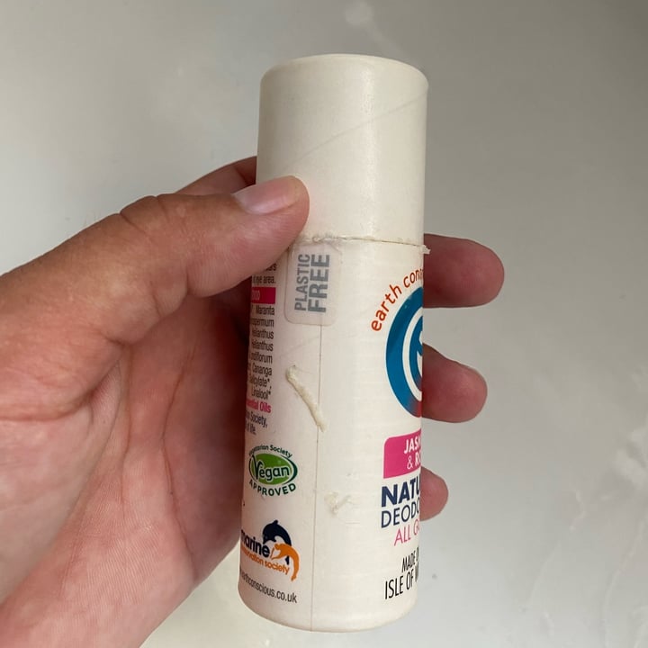 review photo of Earth conscious Jasmine & Rose Deodorant shared by @larisafalcao on 16 May 2022 - review