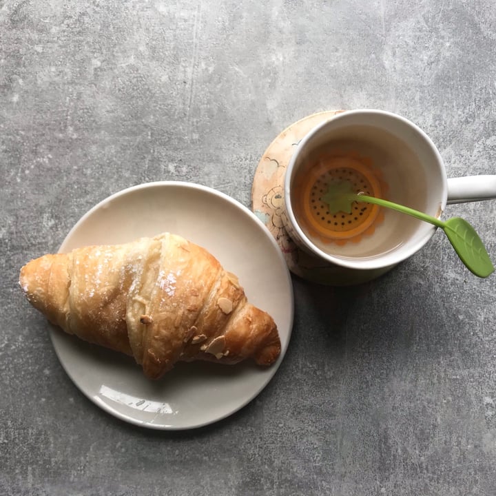 review photo of Veggie Pret Vegan almond croissant shared by @gu on 15 Apr 2021 - review