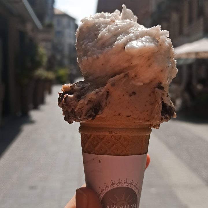 photo of Gelateria La Romana Cono crumble di mandorle e cocco shared by @alicevanbee on  28 Aug 2022 - review