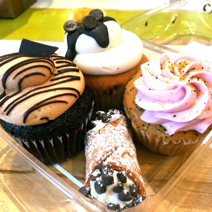 photo of City Cakes & Cafe Cupcakes & Cannolis shared by @lovelyveganalex on  17 Dec 2021 - review