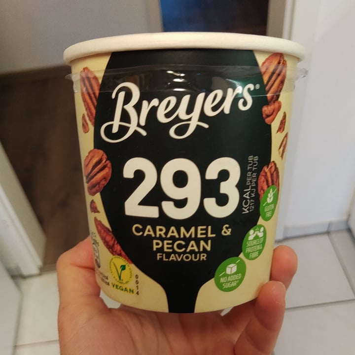 photo of Breyers Caramel&pecan flavour ice cream shared by @saechsine on  29 Jun 2022 - review