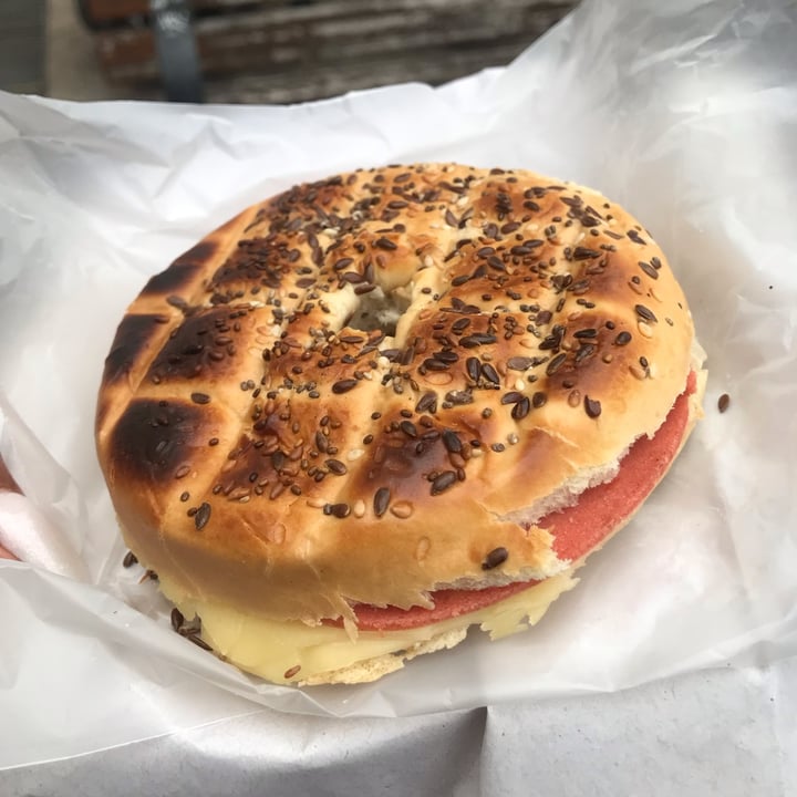 photo of Brooklyn Café Urbano bagel vegano jamon y queso shared by @celestecharpentier on  27 Aug 2022 - review