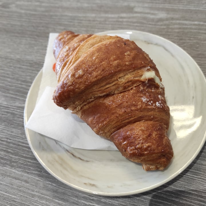 photo of Animo Ristocaffé Croissant vegano ribes e melograno shared by @tuscanvegan on  06 Aug 2022 - review