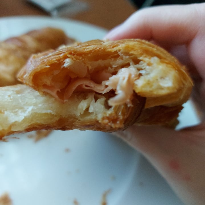 photo of El GAT VEGÀ Croissant de jamón y queso vegano shared by @amarok on  16 Jan 2021 - review