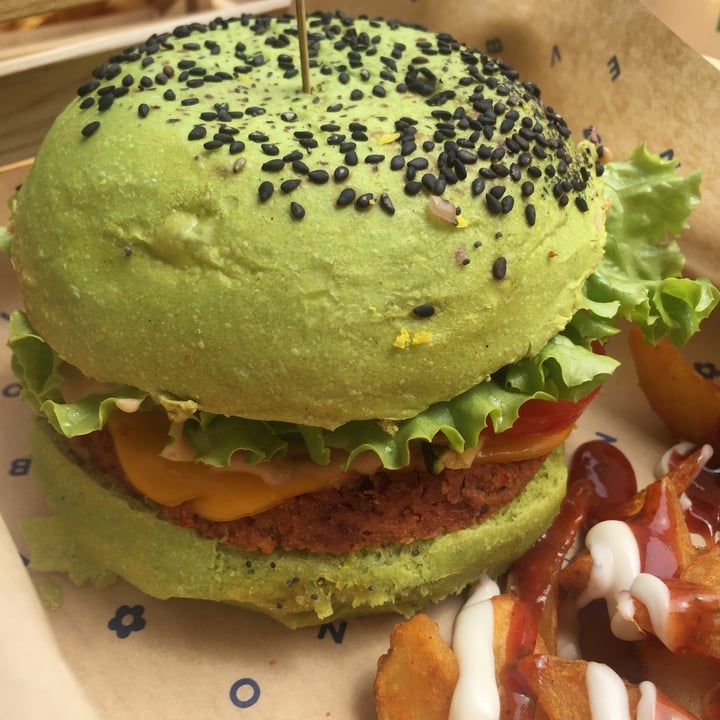 photo of Flower Burger Jungle Burger shared by @celemarte on  29 May 2021 - review