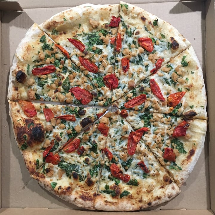 photo of Whole Foods Market Vegan Chicken, Tomato, and Spinach Pizza shared by @gregcombs on  04 Nov 2020 - review