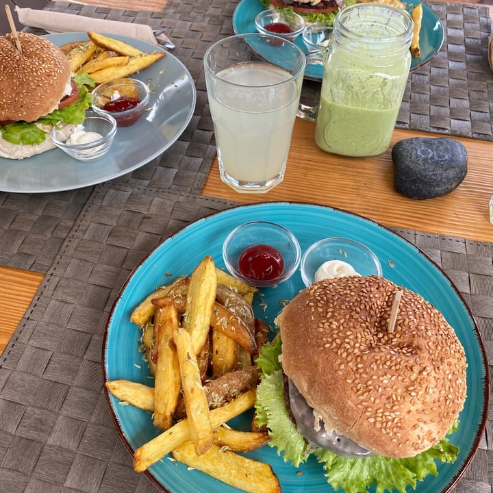 photo of Mundo Vegan Be Kind Burger shared by @isischnd on  28 Jan 2022 - review