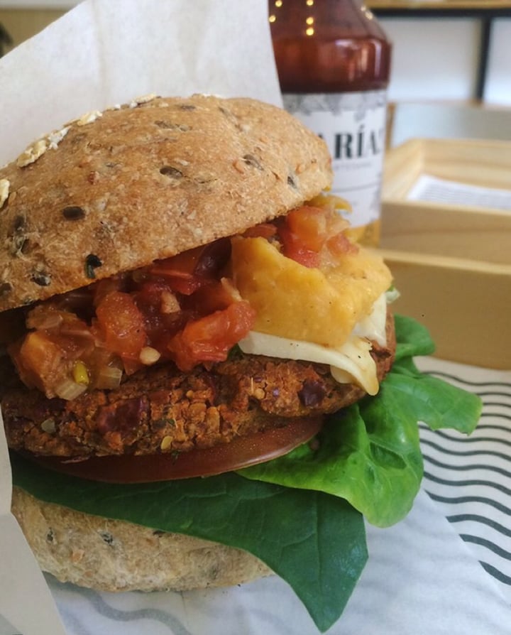 photo of El Verdugo Tropical burger shared by @whynotvegan on  24 Aug 2019 - review