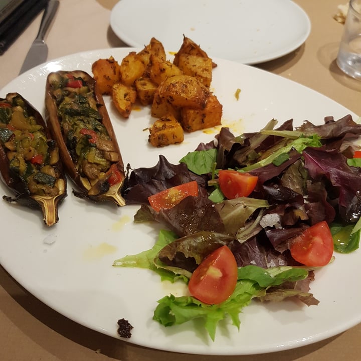 photo of Restaurante Vegetariano Fang i Aram Berenjena al horno con verduras, patatas asadas y ensalada shared by @ixb on  06 Sep 2021 - review
