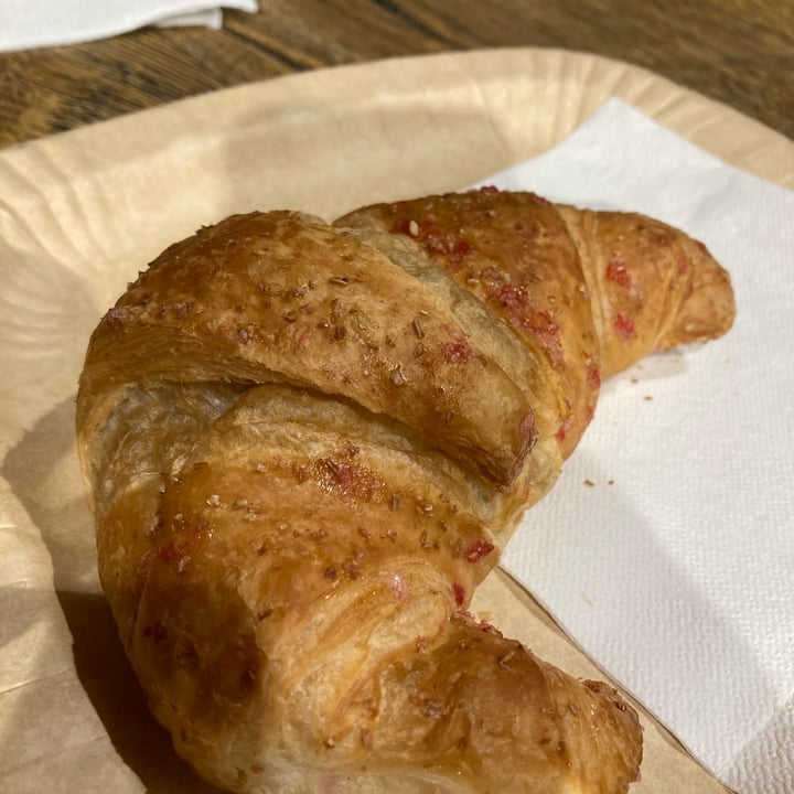 photo of Bistrot Croissant vegano ai frutti di bosco shared by @dominoblake on  05 Jun 2022 - review