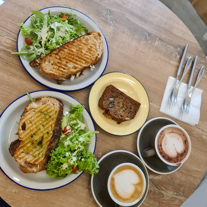 photo of Baker's Bench Bakery Plain Sourdough with Side Salad shared by @jaydenl on  12 Nov 2020 - review