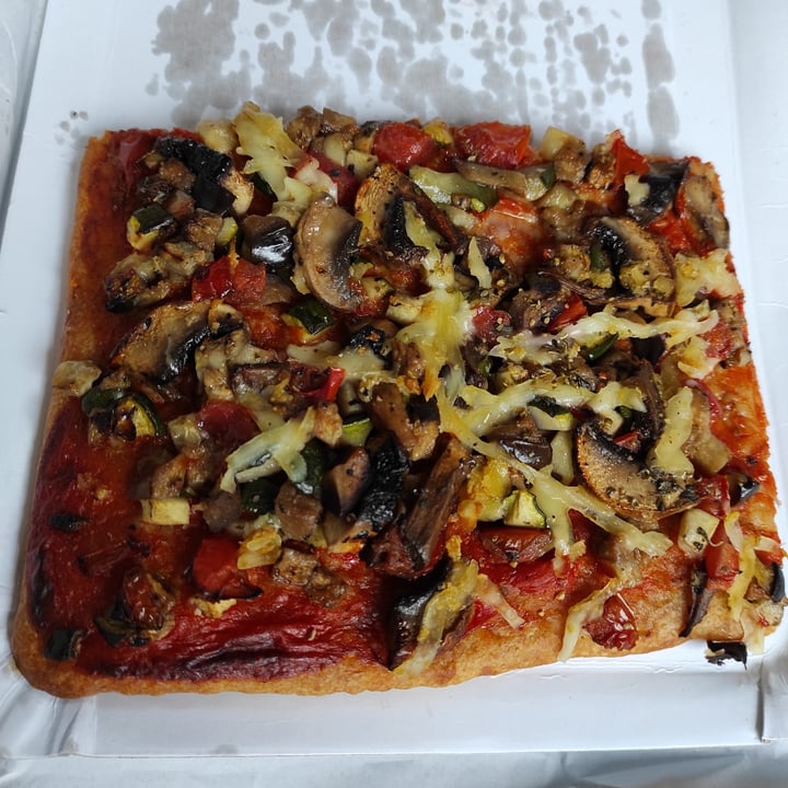 photo of Alice in Wonderpie Pizza de verduras y queso vegano shared by @juanitu on  07 Nov 2020 - review