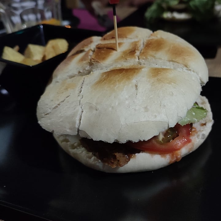 photo of ROCK TAVERN FAROLES Hamburguesa De Seitán Estilo Country shared by @pickyrabbit on  08 Jul 2022 - review