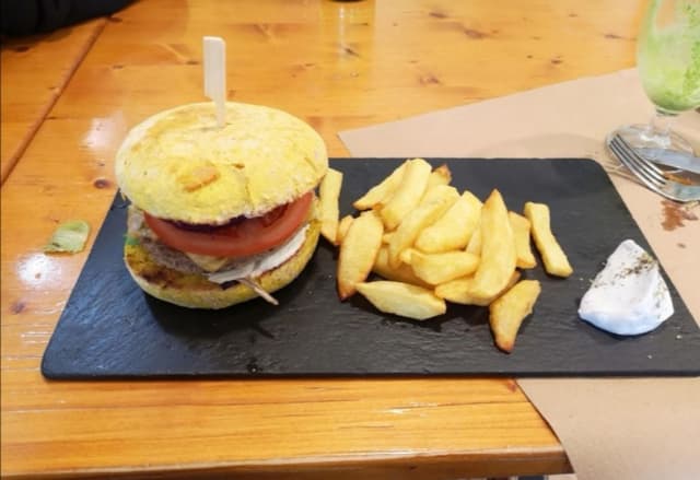 菜肴“Hamburguesa con beicon y queso vegano”的照片