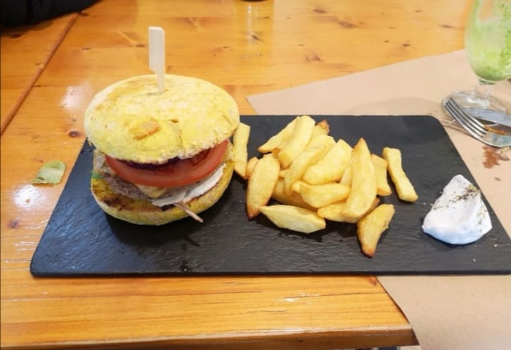 photo of Restaurante Hicuri Art Vegan Hamburguesa con beicon y queso vegano shared by @martavegan on  25 Nov 2019 - review