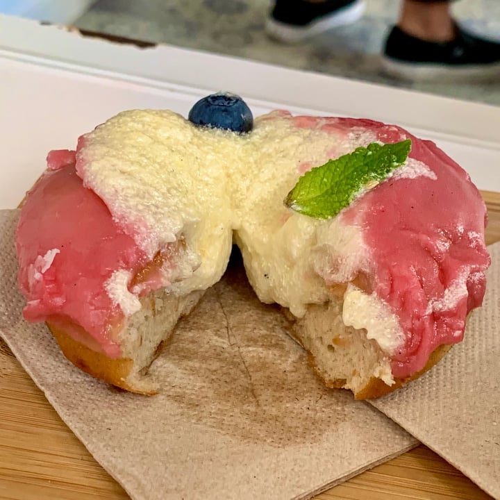 photo of The Hippie Bakery Donut Relleno Cheesecake shared by @naivoncake on  17 Aug 2021 - review