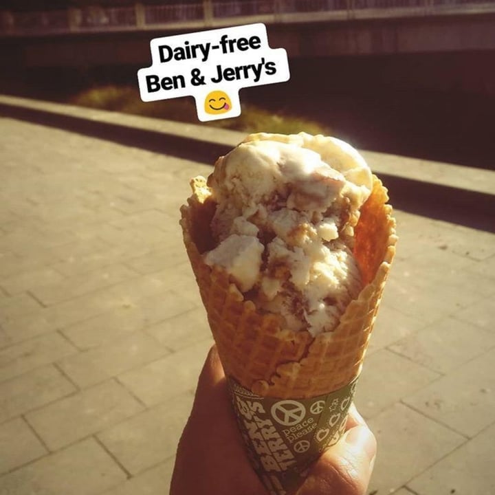 photo of Ben & Jerry’s Caramel Almond Brittle shared by @flimsypaperseagulls on  30 Apr 2020 - review