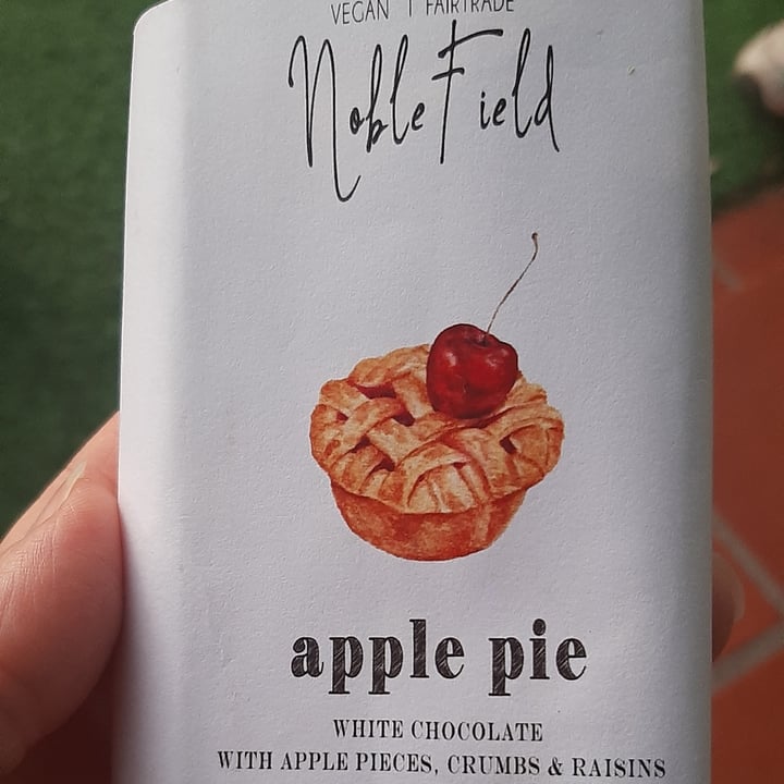 photo of Noble Field Apple Pie White Chocolate With Apple Pieces, Crumbs and Raisins shared by @awolffstale on  11 Mar 2022 - review