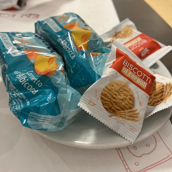 photo of Nestlé Biscotti ai cereali shared by @lanonnavegana on  03 Dec 2022 - review