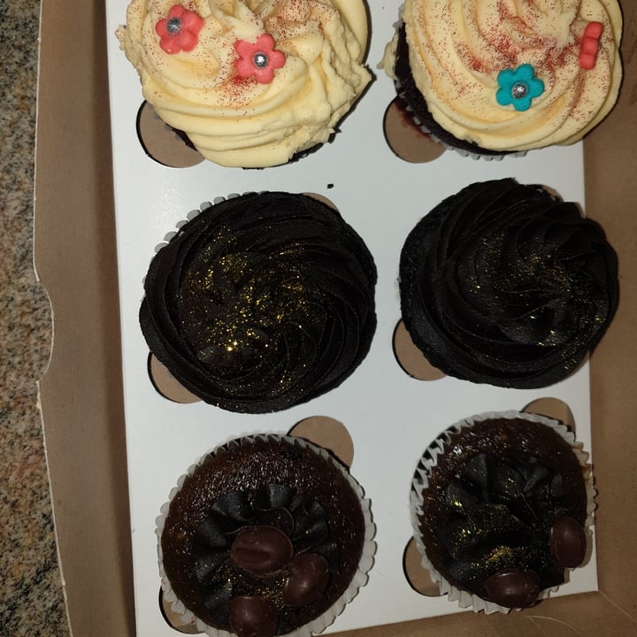 photo of Jays Java & Juice chocolate cupcakes shared by @gloomyvegan on  16 May 2021 - review