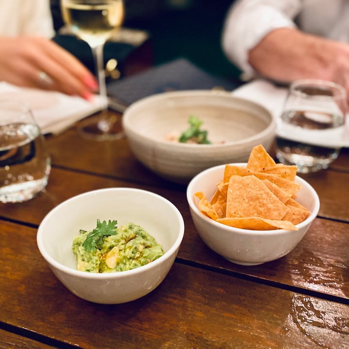 photo of 1880 Singapore Guacamole & Chips shared by @vikas on  13 Oct 2020 - review