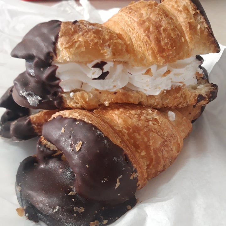 photo of Los Manchegos Panadería y Pastelería caracolas de chocolate y nata shared by @dejalosquevivan on  14 Jan 2022 - review