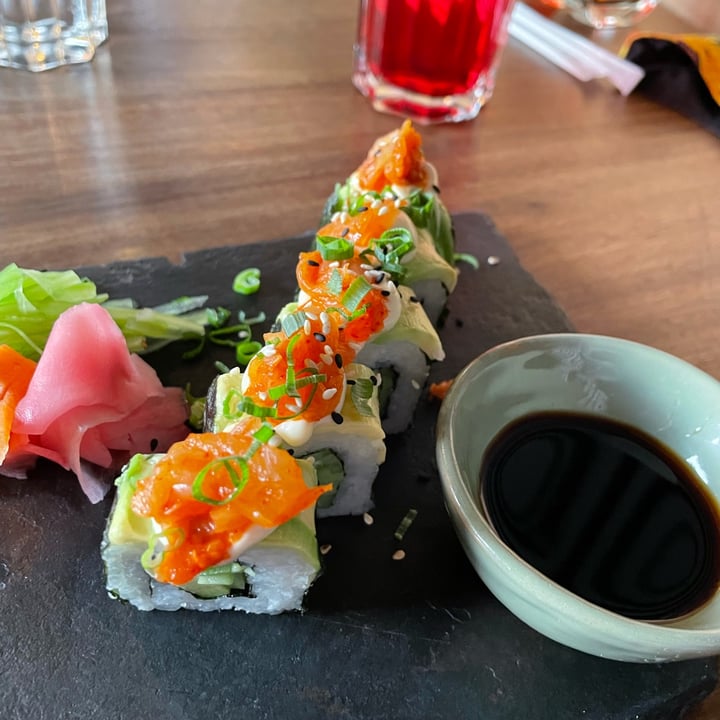 photo of Momo Ando Sunset Roll shared by @veg-eater-cam on  12 Oct 2021 - review