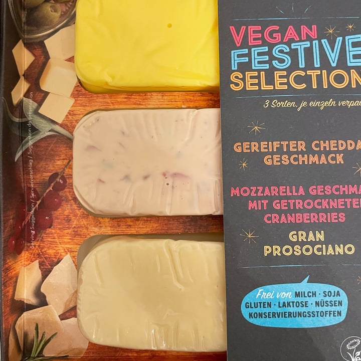 review photo of Violife Festive cheese platter shared by @bcla9 on 26 Mar 2022 - review