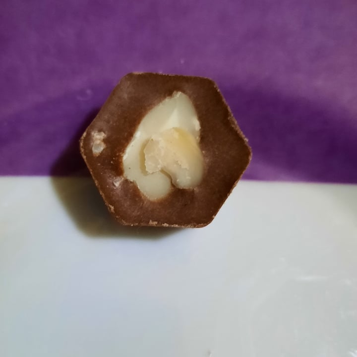 photo of Porto chocolates vegan chocolate con nuez de macadamia shared by @uvazombie on  19 Jun 2022 - review