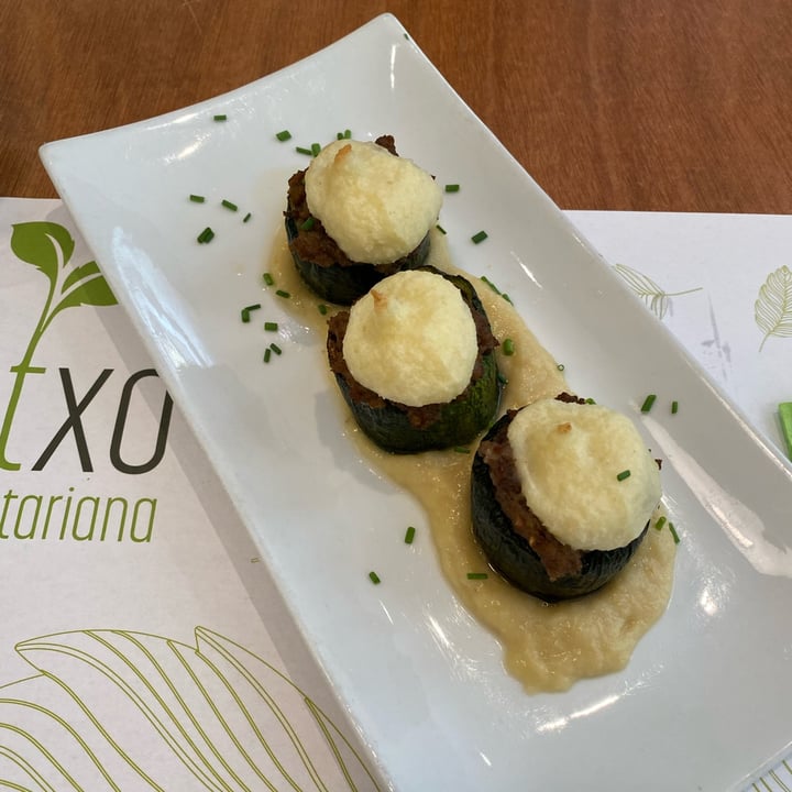 review photo of PISTATXO Cocina Vegetariana calabacines rellenos de champiñones, macadamia y salsa de puerros shared by @verdegiadeite on 25 Jun 2022 - review