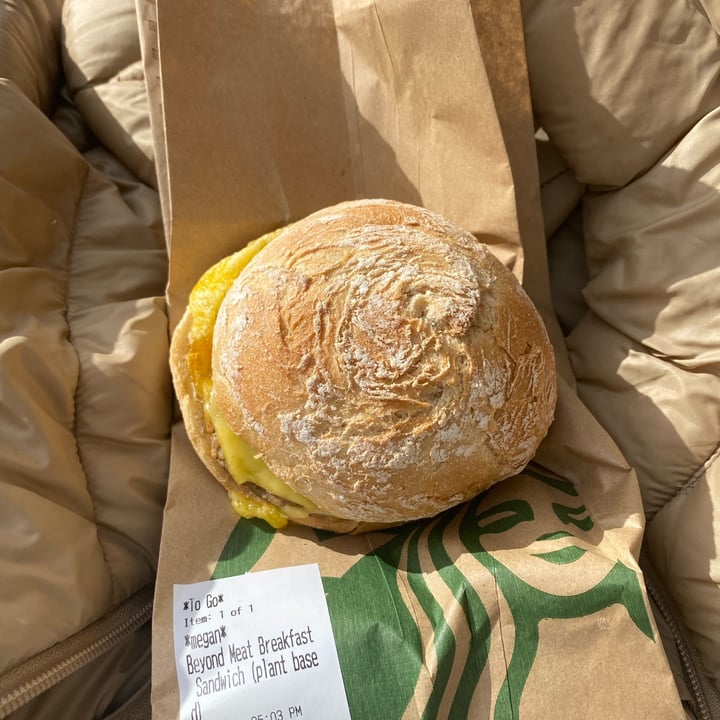 review photo of Starbucks Coffee Beyond Meat Breakfast Sandwich shared by @emmysea on 07 Oct 2021 - review