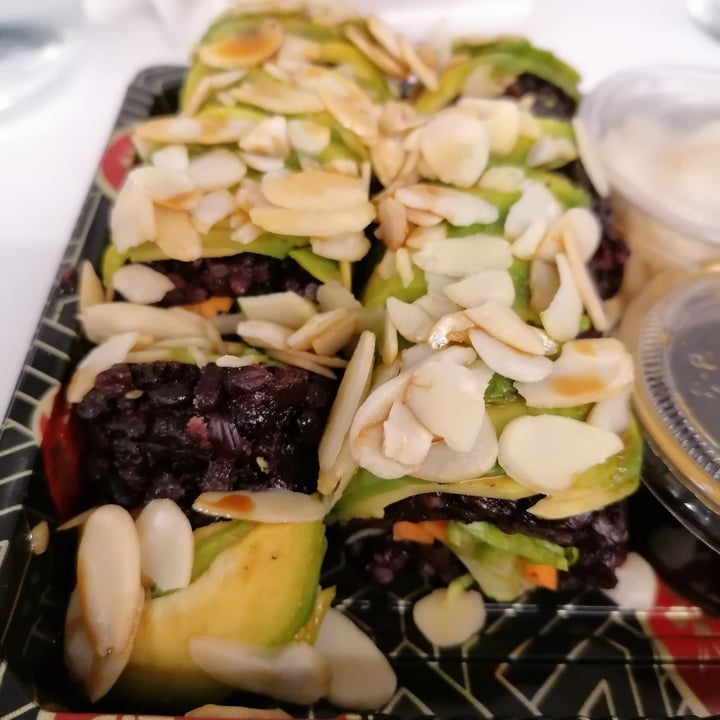 review photo of Sakura Biella- Ristorante Giapponese, Sushi & Cinese Black Sushi Veg shared by @chiaragota on 08 Apr 2022 - review