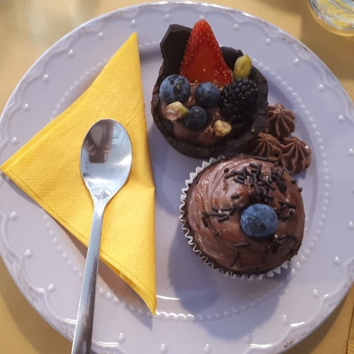 photo of Dulcamara Vegan Bakery & Bistrot Cupcake al cioccolato e frutta shared by @giughegghe on  02 Dec 2021 - review