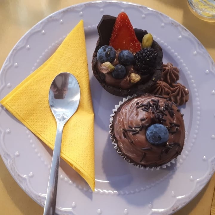 review photo of Dulcamara Vegan Bakery & Bistrot Cupcake al cioccolato e frutta shared by @giughegghe on 02 Dec 2021 - review