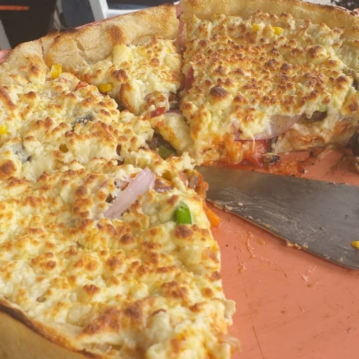 review photo of Rincón veggie Pizza Chicago Deep Dish shared by @rosarioortiz on 26 Jun 2022 - review