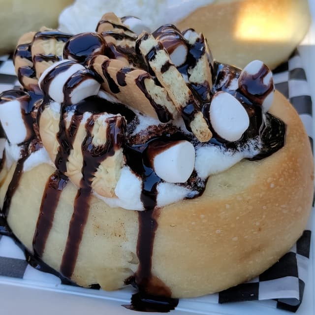 Foto do prato “Campfire S’mores Roll”