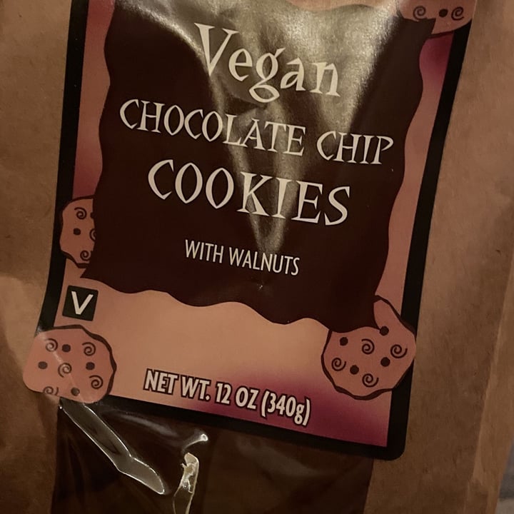 photo of Trader Joe's Chewy Chunky Chocolate Chip Cookies with Walnuts shared by @lindsaycav on  25 Feb 2022 - review