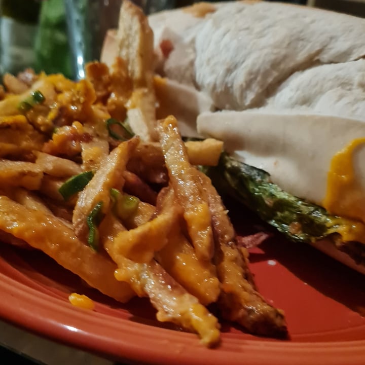 photo of Randy Vegan Food Sandwich De Milanesa Clásico Con Papas Fritas Con Chedar shared by @pablo on  13 Jul 2021 - review