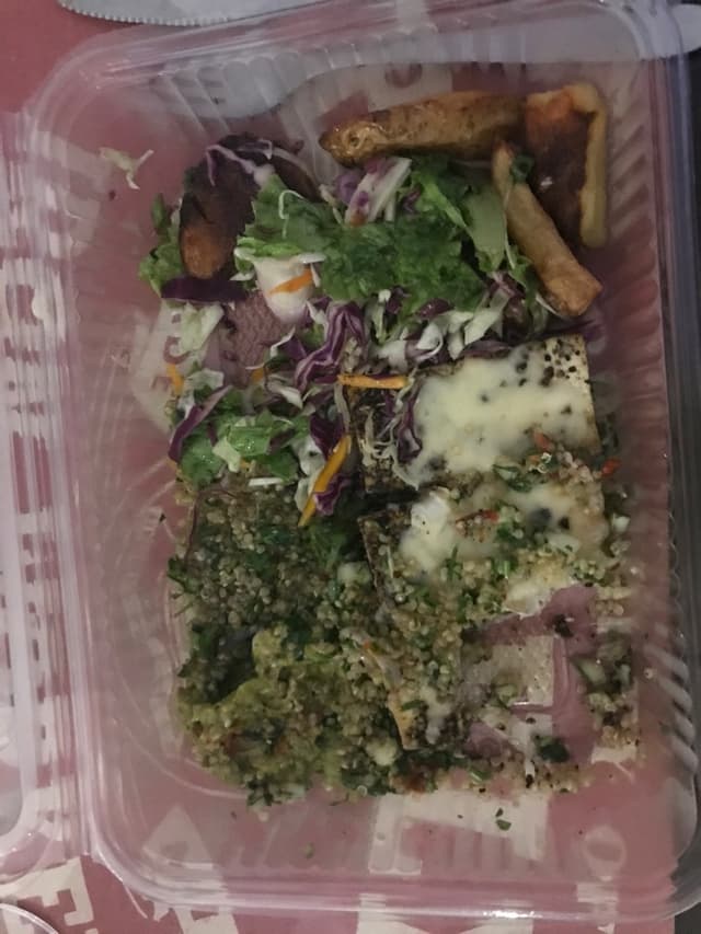 Photo of the dish “Bifecitos De Tofu Con Papas Y Ensalada”